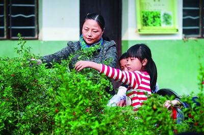 Insist on paying equal attention to Chinese and Western medicine and build a healthy China.