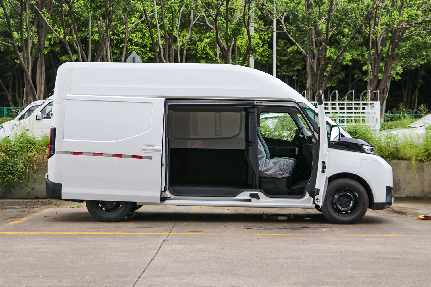 2024 Long-range Super VAN Chuangfu Edition has a high-top shaft pole of 66kWh(DNC5048XXYBEVGP1).