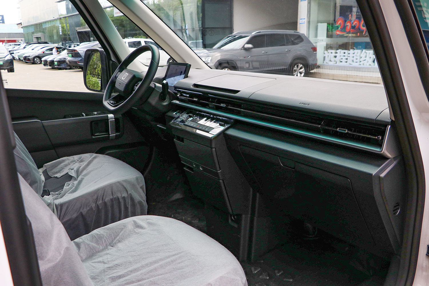 2024 Long-range Super VAN Chuangfu Edition has a high-top shaft pole of 66kWh(DNC5048XXYBEVGP1).
